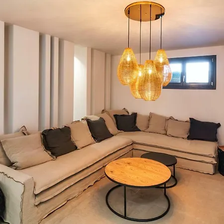 Uma Ray Fira (Santorini)