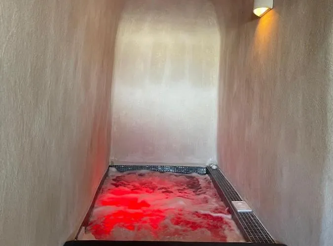 Uma Ray Fira (Santorini)