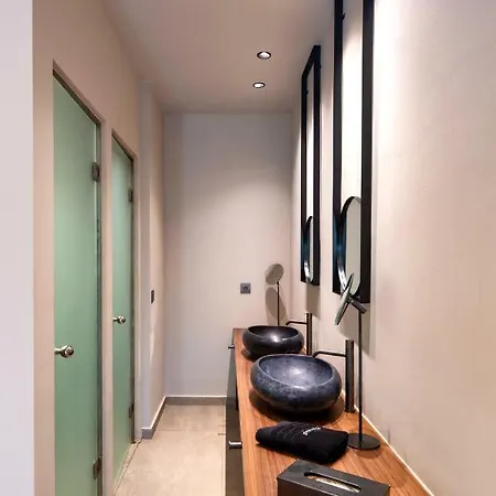 Uma Ray Fira (Santorini)