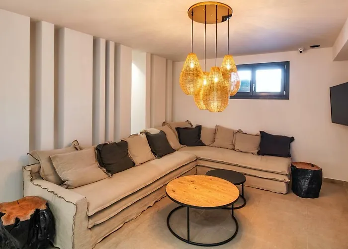 Uma Ray Fira (Santorini)