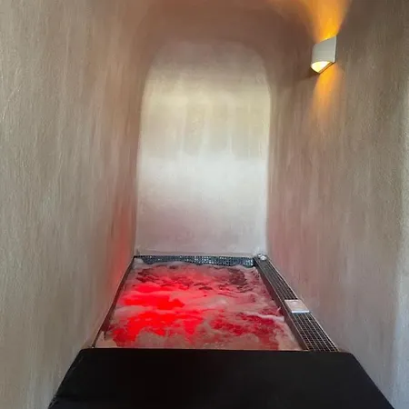 Uma Ray Fira (Santorini)